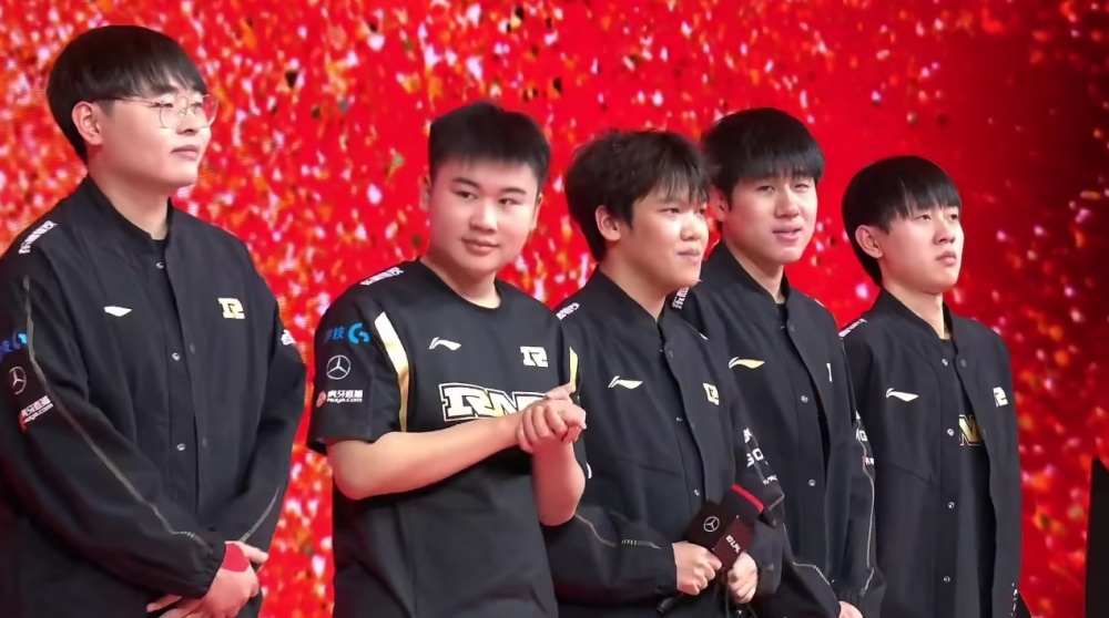 她在接受采 她在接受采